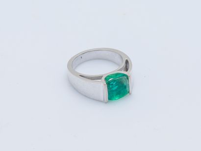 null Bague en or gris 18 carats (750 millièmes) ornée d'une émeraude coussin ovale...