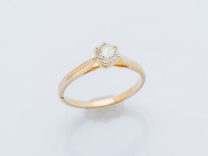 null Bague solitaire en or jaune 18 carats (750 millièmes) orné d'un diamant de 0,42...