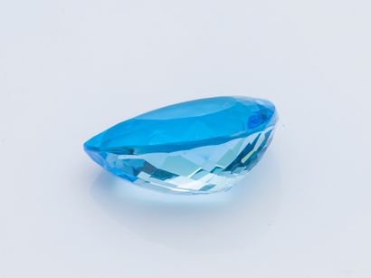 null Topaze sur papier de couleur bleu, taillée en goutte pesant 56,2 carats env...