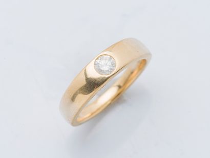 null Bague bandeau en or jaune 18 carats (750 millièmes) ornée d'un diamant taillé...