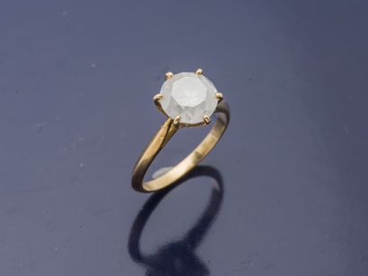 null Bague solitaire en or jaune 18 carats (750 millièmes) orné d'un diamant dit...