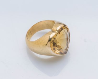 null Ring of signet ring shape in 18K yellow gold (750 ‰) adorned with a large heart-cut...