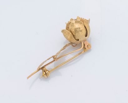 null Peony brooch in textured 18k yellow gold (750 ‰), the pistil set with a half-cut...