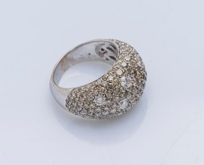 null Bague boule en or gris 18 carats (750 ‰) pavée de diamants cognac et de huit...