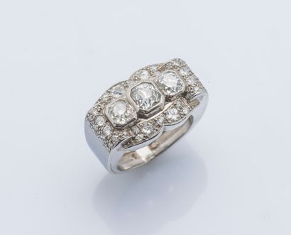 null Platinum (950 ‰) bridge ring set with three cushion diamonds, the largest approximately...