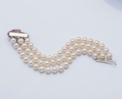 null Bracelet en or gris 18 carats (750 ‰) ornée de trois rangs de perles de culture...