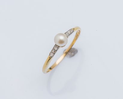 null An 18K (750 ‰) yellow gold ring set with a cultured pearl shouldered with rose-cut...