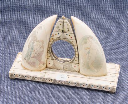 null Porte montre en ivoire marin composé de deux Scrimshaw à décor incisé en couleur...