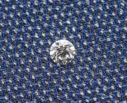 null Diamant sous plis, de taille moderne pesant 0,7 carats.