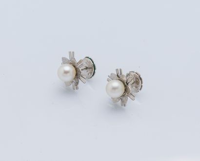 null Paire de bouton d’oreilles en or gris 18 carats (750 ‰) stylisant une fleur...