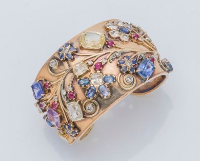 null 
Important 18K yellow gold (750 ‰) cuff bracelet decorated with flowers set...