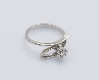 null Bague solitaire en or gris 18 carats (750 ‰) ornée d’un diamant, l’anneau dessinant...