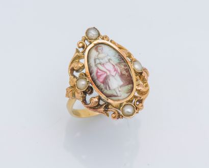 null An 18K (750 ‰) yellow gold ring adorned with an oval polychrome miniature depicting...