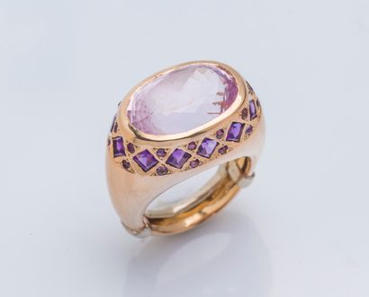 null Bague de cocktail en or jaune 18 carats (750 ‰) ornée d’une kunzite ovale, dans...