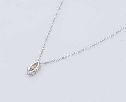 null 18K (750 ‰) white gold chain and pendant set with a navette diamond weighing...
