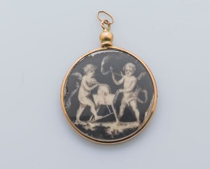 null An 18K yellow gold (750 ‰) pendant adorned with a miniature featuring two cupids...
