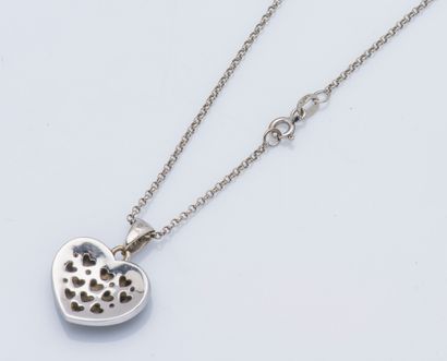 null Pendentif et chaîne en or gris 18 carats (750 ‰) stylisant un cœur en coussin...