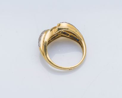 null An 18K (750 ‰) yellow gold band ring drawing a twist set with round diamonds...