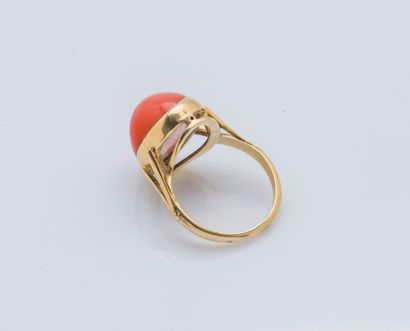 null An 18K yellow gold ring (750 ‰) adorned with a coral cabochon (corallium spp....