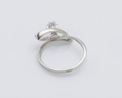 null Bague solitaire en or gris 18 carats (750 ‰) ornée d’un diamant, l’anneau dessinant...