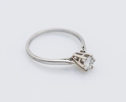 null Bague solitaire en or gris 18 carats (750 ‰) sertie d’un diamant de 0,30 carat...