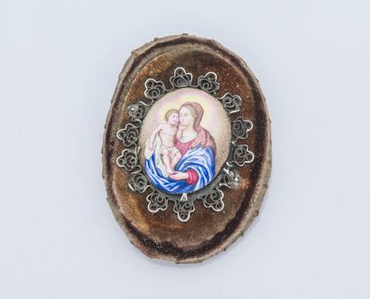 null Miniature de forme ovale en émail polychrome figurant une Vierge à l’enfant...
