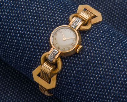 null Ladies' watch bracelet in 18K yellow gold (750 ‰), the round case with clipped...