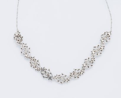 null Collier en platine (950 ‰) et or gris 18 carats (750 ‰) composé de neuf maillons...