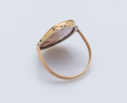 null An 18K (750 ‰) yellow gold ring adorned with an oval shell cameo depicting a...