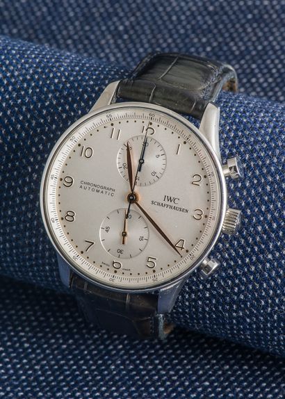 IWC, vers 2006 Chronographe à grande ouverture en acier avec cadran argenté. Verre...