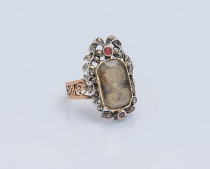 null An 18-carat yellow gold (750 ‰) and silver (800 ‰) ring adorned with a polychrome...