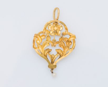 null Pendentif fleuron en or jaune 18 carats (750 ‰) à décor de fleurs rehaussées...