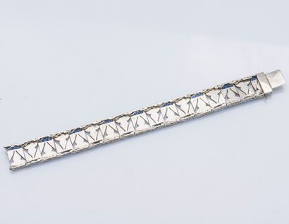 null Silver ribbon bracelet (925 ‰) composed of seventeen symmetrical patterns enriched...