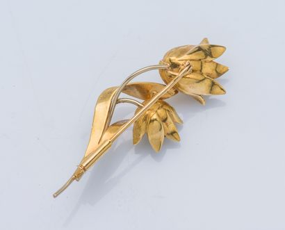 null A textured 18k yellow gold (750 ‰) tulip brooch, styling two flowers, the pistils...