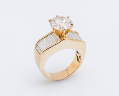 null 
NON VENU

Bague solitaire en or jaune 18 carats (750 ‰) sertie d’un diamant...