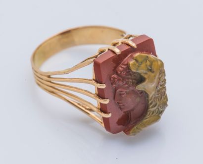 null Yellow gold ring 18 carats (750 ‰) adorned with a cameo on jasper, featuring...