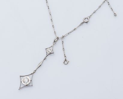 null 18K white gold (750 ‰) chain and platinum (950 ‰) pendant forming a fall of...