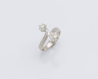null An 18K (750 ‰) white gold toi et moi ring set with two cushion diamonds of 0.20...