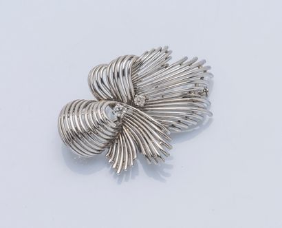 null Broche en or gris 18 carats (750 ‰) dessinant une palme en fils d’or lisse sertie...