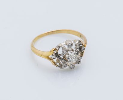 null Bague en or jaune 18 carats (750 ‰) ornée d’un diamant de taille coussin d’environ...