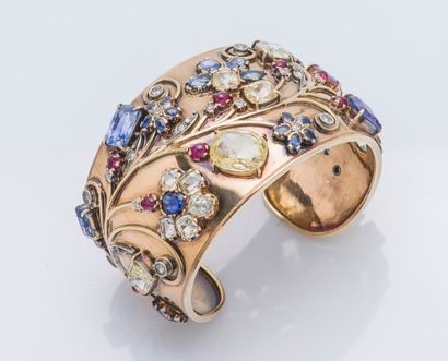 null 
Important 18K yellow gold (750 ‰) cuff bracelet decorated with flowers set...