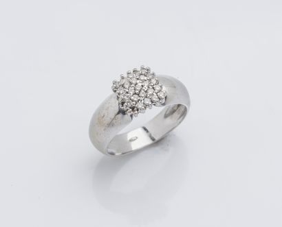 null 18K (750 ‰) white gold ring the bezel adorned with round diamonds drawing a...