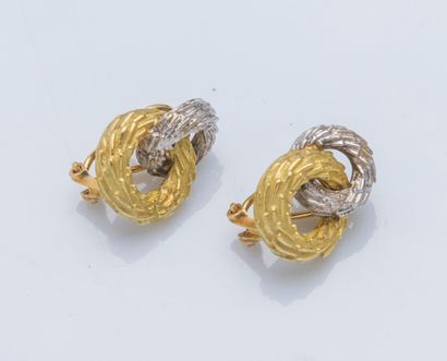 null Paire de boucles d’oreilles en or jaune et or gris 18 carats (750 ‰) formées...