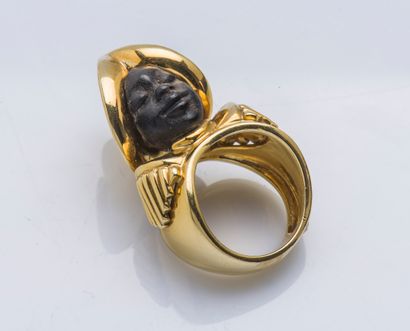 null An 18-karat (750 ‰) yellow gold ring depicting a conquistador, the face carved...
