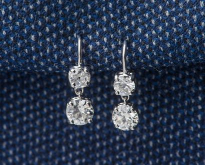 null Pair of 18K (750 ‰) white gold sleepers each adorned with two round old-cut...