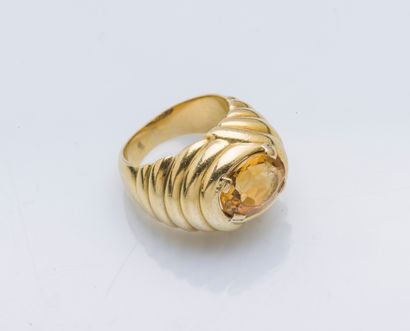 null An 18k yellow gold (750 ‰) domed ring set with an oval-cut citrine shouldered...