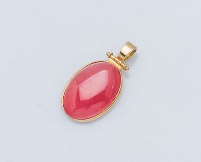 STERN An 18k yellow gold (750 ‰) pendant adorned with a cabochon of pink stone. Signed.

Height...