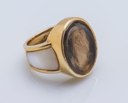 null Bague chevalière en or jaune 18 carats (750 ‰) ornée d’un camée figurant une...