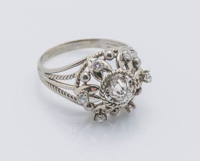 null Bague dôme en or gris 18 carats (750 ‰) formant une rosace sertie d’un diamant...