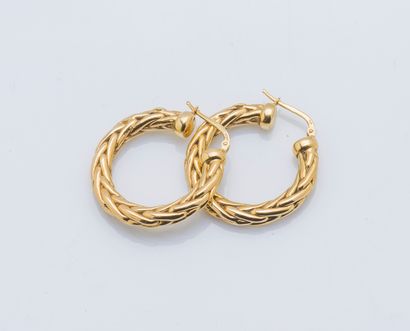 null Pair of 18K yellow gold (750 ‰) creoles with braided decoration of ear links....